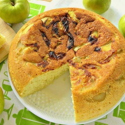 Шарлотка с яблоками в мультиварке -