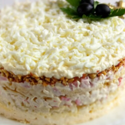 Рецепты салатов на старый Новый год: "Снежная королева" с крабовыми палочками