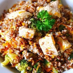 Гречневая каша с индейкой и брокколи