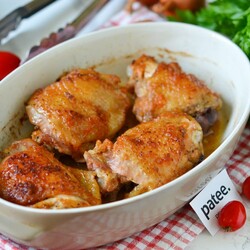 Запеченные куриные бедра в луковом маринаде