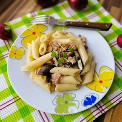 Макароны с грибами и копченой курицей