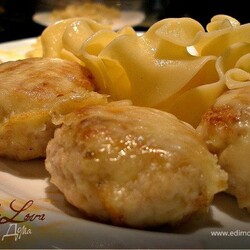 Нежные котлеты из индейки. Ингредиенты: индейка филе, чеснок, сметана