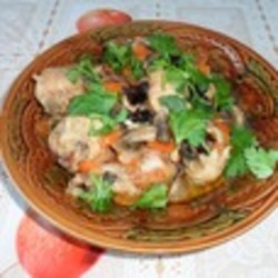 Куриная голень с овощами и черносливом