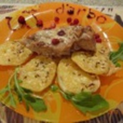 Курочка в сырно-клюквенном соусе