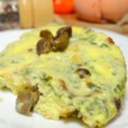 Омлет с курицей, опятами, грудинкой, зеленью и сыром