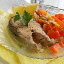 Красная рыба на овощной подушке