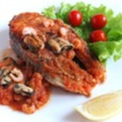 Лосось в томатном соусе с мидиями и креветками