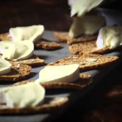 Double Crème White with butter roasted cinnamon almonds | Castello®️