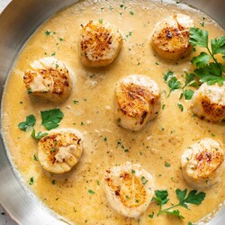 Creamy Lemon Garlic Pan Seared Scallops