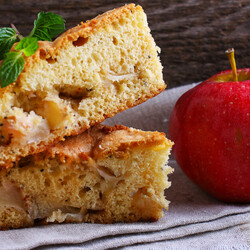 Как испечь классическую яблочную шарлотку