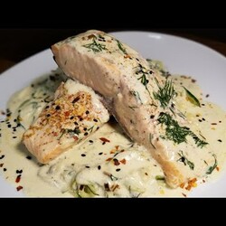 Лосось в сметанно-чесночном соусе. Рецепт Димы Кулинахера. Salmon in sour-cream-garlic sauce.