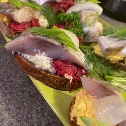 Селедка с черным хлебом, яйцом и свеклой