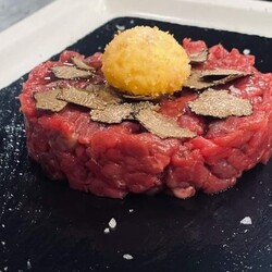 Телячий тартар с желтком во фритюре  и свежие трюфельки.