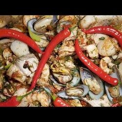 Морепродукты в духовке. Рецепт Димы Кулинахера.