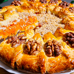 Мягкий, вкусный пирог с курагой и грецкими орехами на быстром сметанном тесте