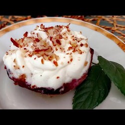 Десерт (пирожное) из персиков, запечённых в гриле, с кремом "амаретто" и орехами.