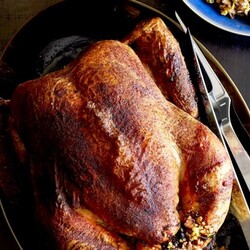 Каплун с начинкой из киноа и оливок в духовке