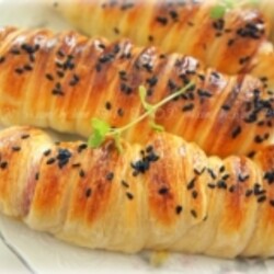 Сосиски в слоёном дрожжевом тесте