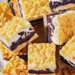 Trupininis varškės pyragas su uogiene ir kakaviniu sluoksniu