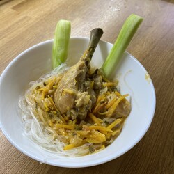 Курица на сковородке с подливой