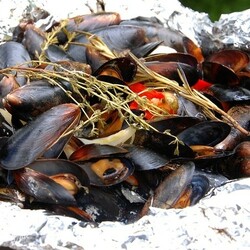 Мидии на гриле в белом вине и сливках. Ингредиенты: мидии в раковинах, сливочное масло, лук-шалот