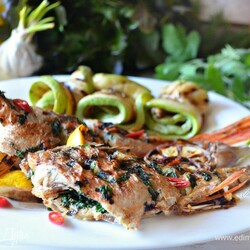 Окунь, запеченный на гриле с травами. Ингредиенты: окунь морской, петрушка зелень, перец свежемолотый смесь