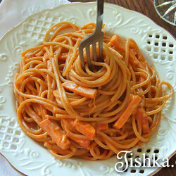 Спагетти с сыром и ветчиной в томатном соусе