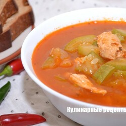 Томатный суп из курицы и кабачков