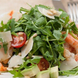 Руккола с тигровыми креветками и авокадо. Рецепт
