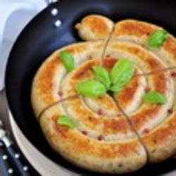 Ароматная куриная колбаса в сковороде