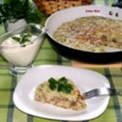 Капустный пирог с мясом и грибами на сковороде