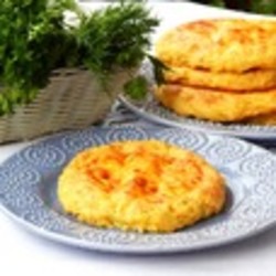 Кукурузно-картофельные лепешки с брынзой