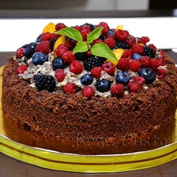 Шоколадный торт с ягодами | Торт с сюрпризом – Bene Gusto