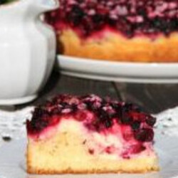 Пирог с творогом и замороженными ягодами