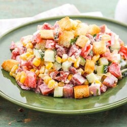 Салат с сухариками, колбасой и кукурузой