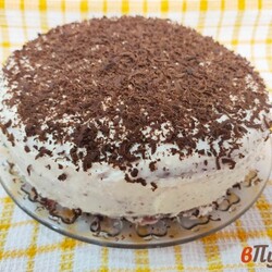 Шоколадный торт с вишней и творожным кремом