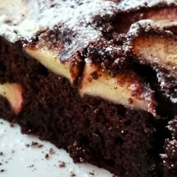 Шоколадный пирог с яблоками и корицей