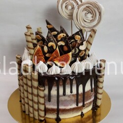 Бисквитный шоколадный торт с творожно-сливочным кремом и вишней