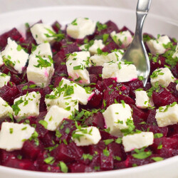 Свекольный салат с сыром Фета