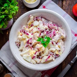 Салат из кальмаров с маринованным луком