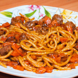 Спагетти со свининой в пряном соусе