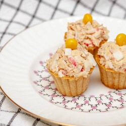 Тарталетки с начинкой из рыбы и крабовых палочек