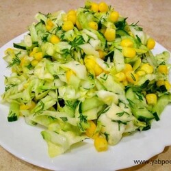 Салат из капусты с кукурузой и огурцами