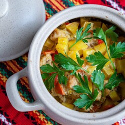 Картофель с мясом в горшочках