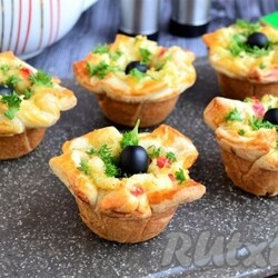Корзиночки из слоёного теста с сыром - 12 пошаговых фото в рецепте