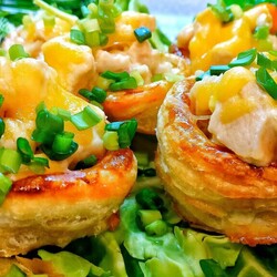 Ленивые корзиночки из слоеного теста с курицей - пошаговый рецепт с фото на Готовим дома