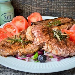 Говяжий стейк с маринованным красным луком