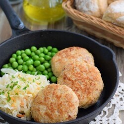 Котлеты куриные с жареной капустой