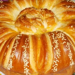 Праздничный хлеб погача с кунжутом и миндалем