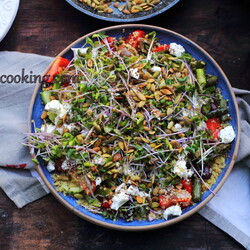 Вітамінний салат з булгуром, спаржею та оливками